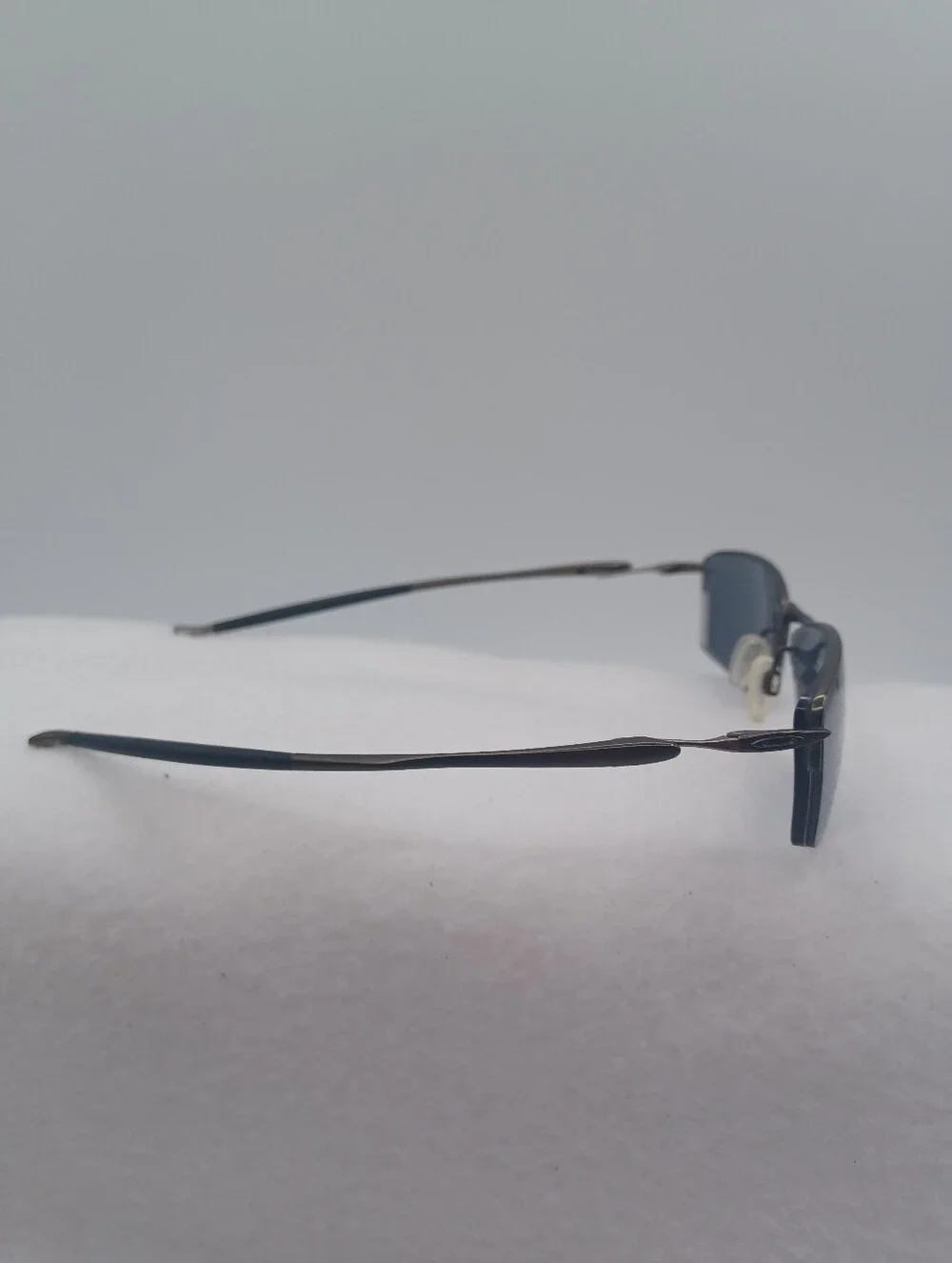 MENS Oakley Lizard Polorized Sunglasses.